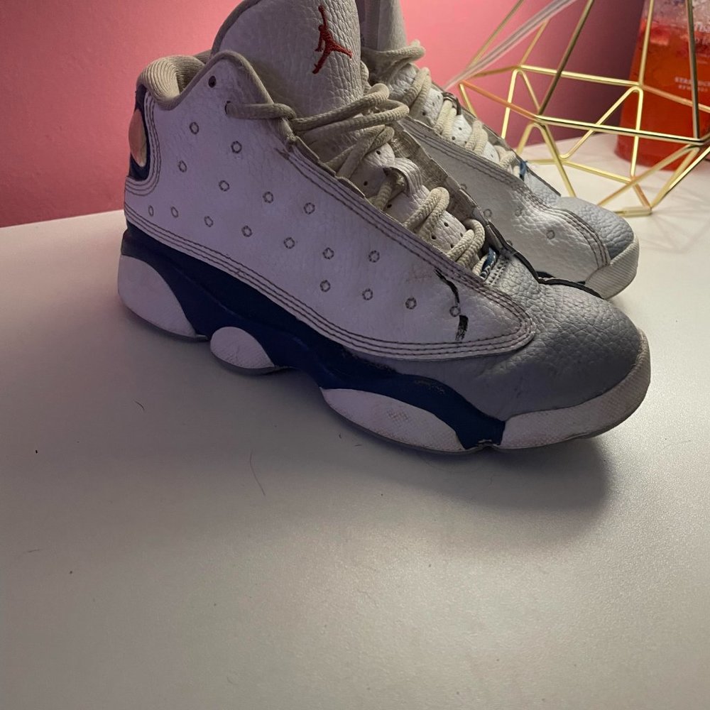 Air Jordan Nike Boys retro 13 size 1Y shoes white with blue detail